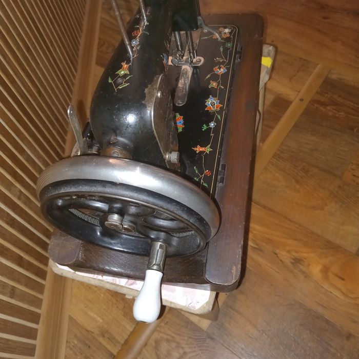 Продам антикварную швейную машинку VESTAZINHA