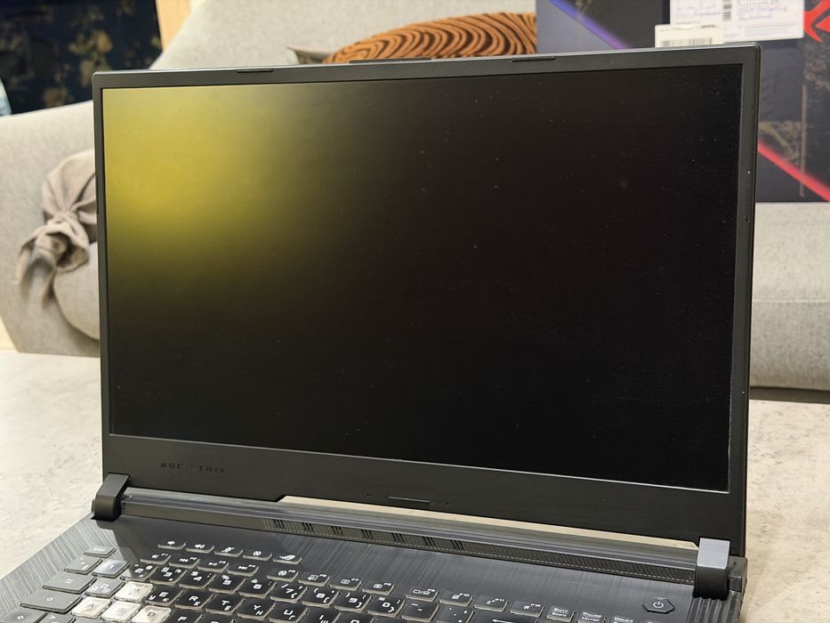 Asus ROG Strix G712LWS