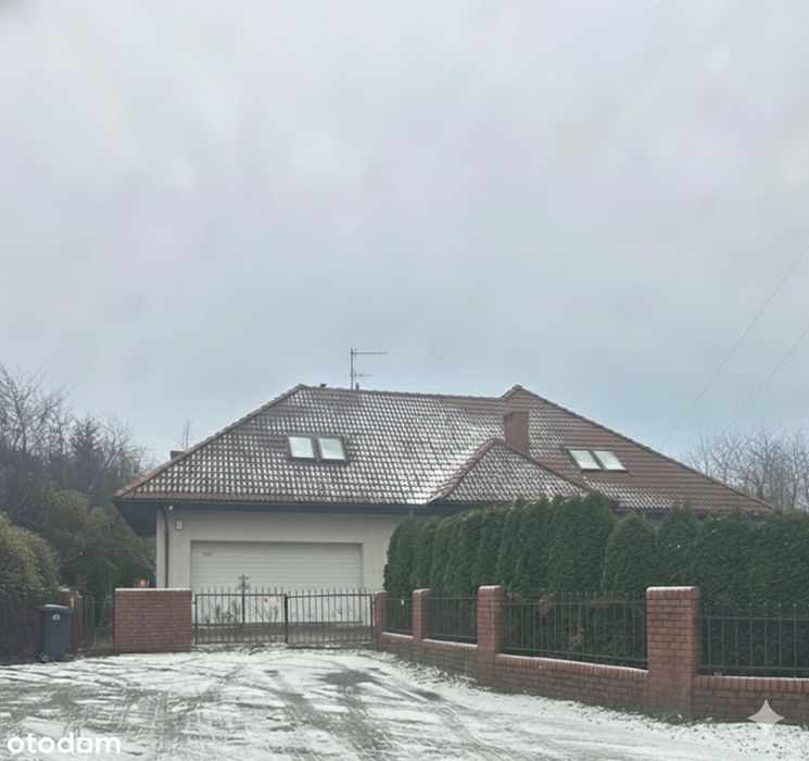 Dom na zamkniętym osiedlu, ul. Feniksa.