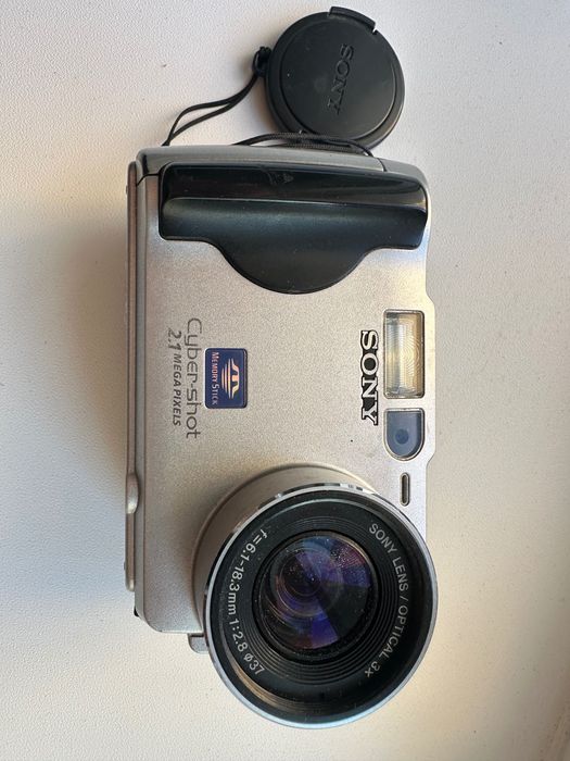 Вінтажний цифровий фотоапарат Sony Cyber-shot DSC-S50