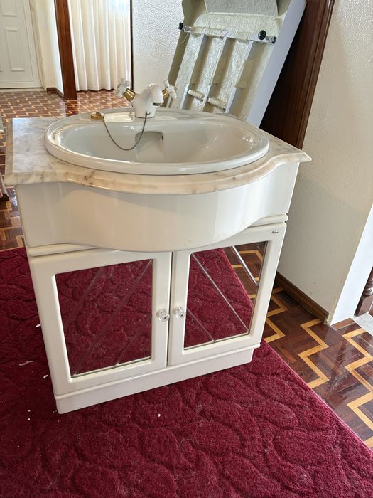 Móvel de casa de banho com lavatório e torneira em estilo retro