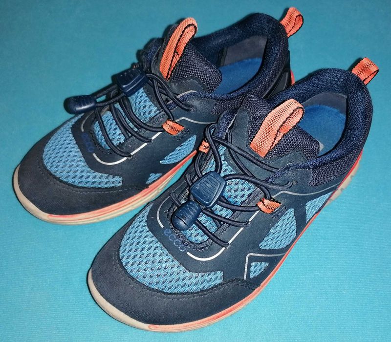 Ecco biom 28 sportowe adidasy granatowo-niebieskie z pomarańczem
