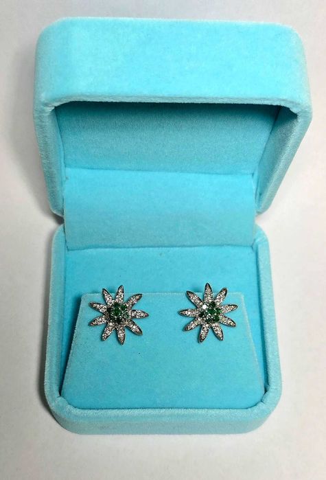 Бриллиантовые пусеты с изумрудами