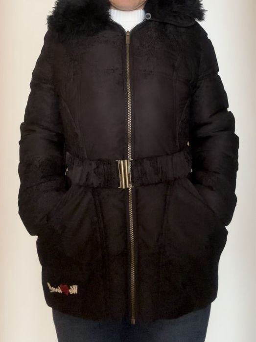 Sobretudo Desigual, impermeavel com capuz.