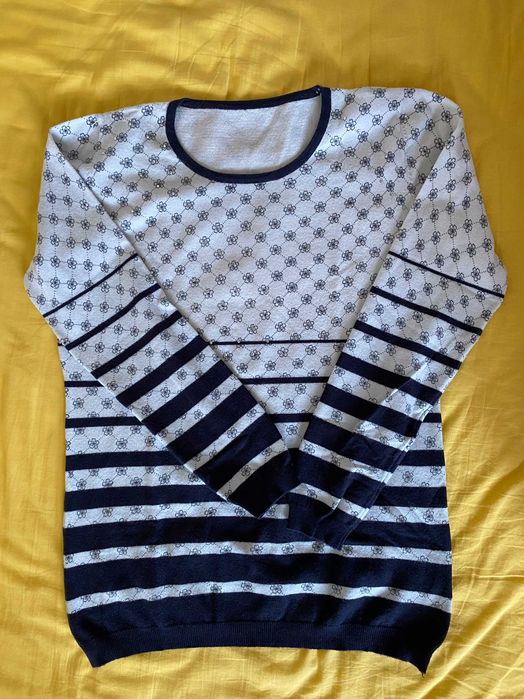 Biało-granatowy sweter w paski, w kwiatki z kamyczkami