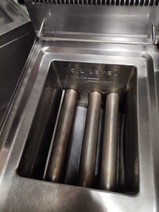 duas fritadeiras a gás industriais