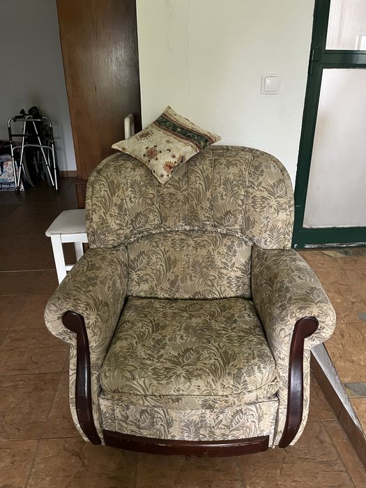 Vários sofás clássicos