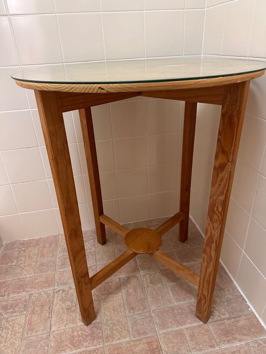 Mesa camilha de madeira redonda com vidro