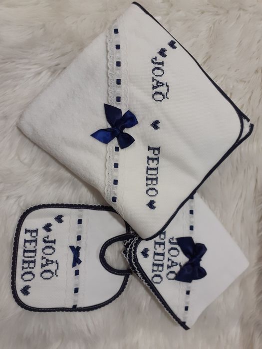 Conjunto toalha, fralda e baba bordado à mão