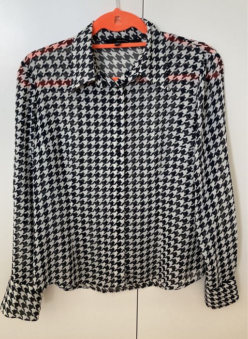 Conjunto calcas pretas e blusa xadrez