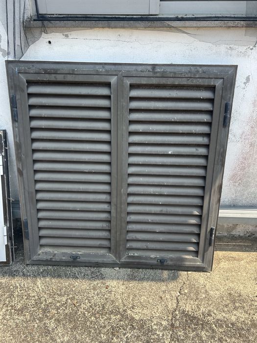 3 janelas duplas com 4 portadas correspondentes
