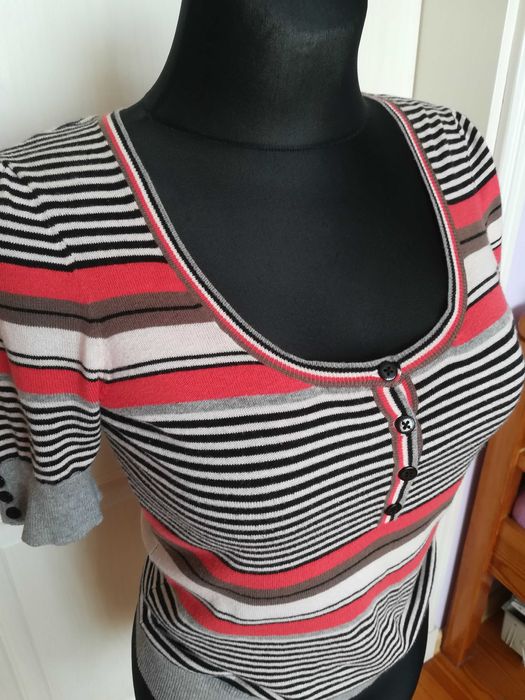 Delikatny sweterek damski w paseczki kremowo  koralowo szare czarne 36