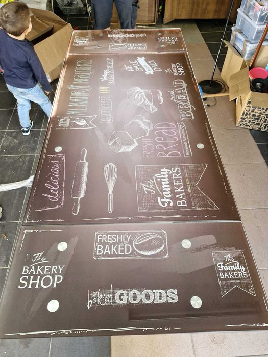 Mesa de cozinha com tampo de vidro e extensível