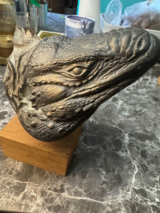 Estátua de cabeça de iguana azul feita de cobre puro.