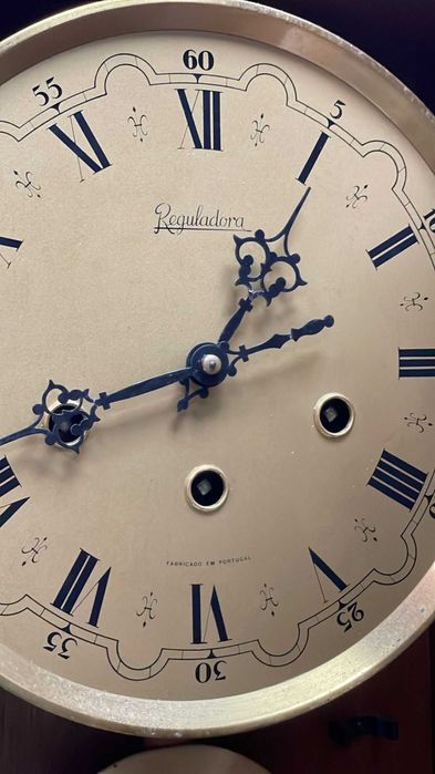 Relogio antigo, operacional da reguladora 6 martelos e duas musicas.