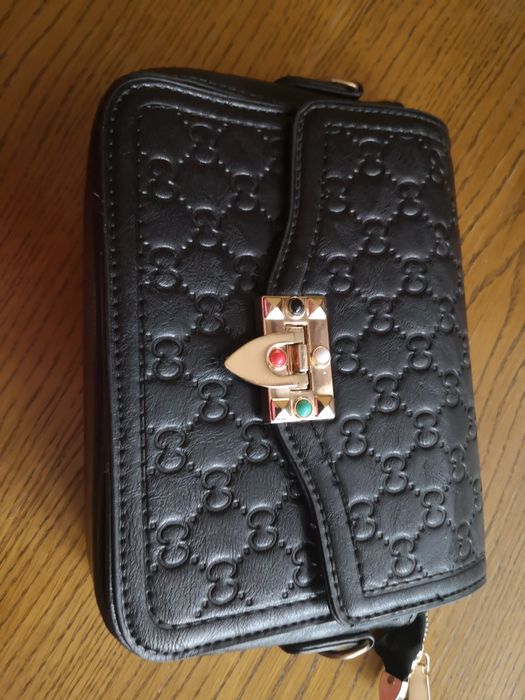 Mała torebka z ozdobnym zapięciem