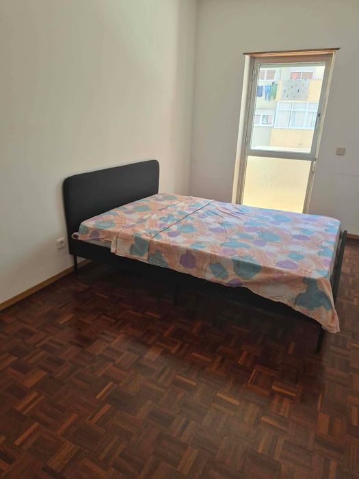 Quarto de casal para arrendar Mem Martins
