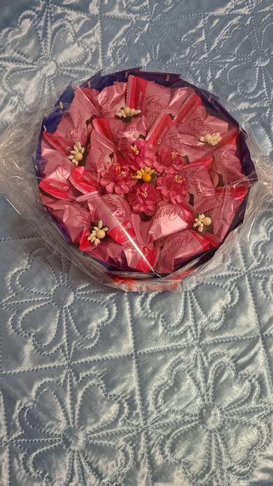 Солодкий тортик із цукерок та чаю