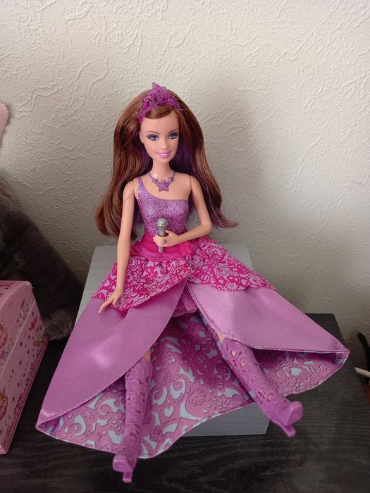 Кукла Барби поет