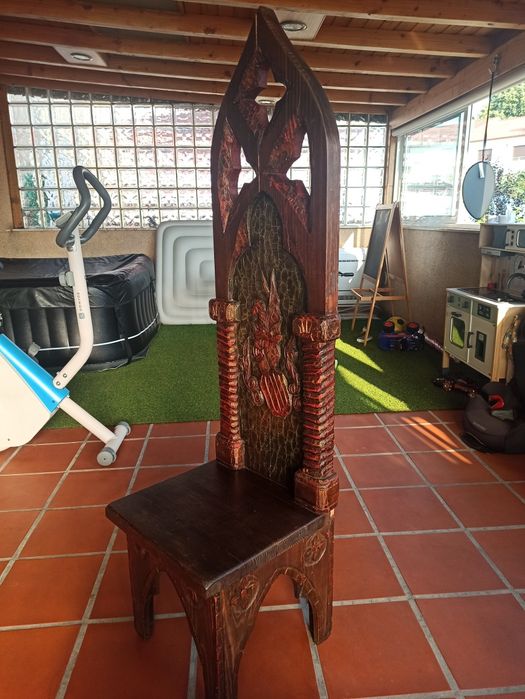 Cadeira esculpida, estilo mediaval ou gótico