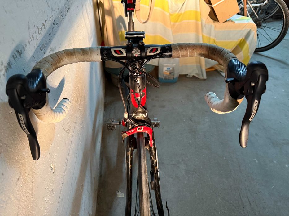 Bicicleta de estrada toda em carbono Pinarello FP2