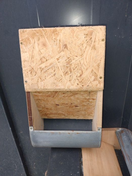 Karmniki i poidła dla królików.