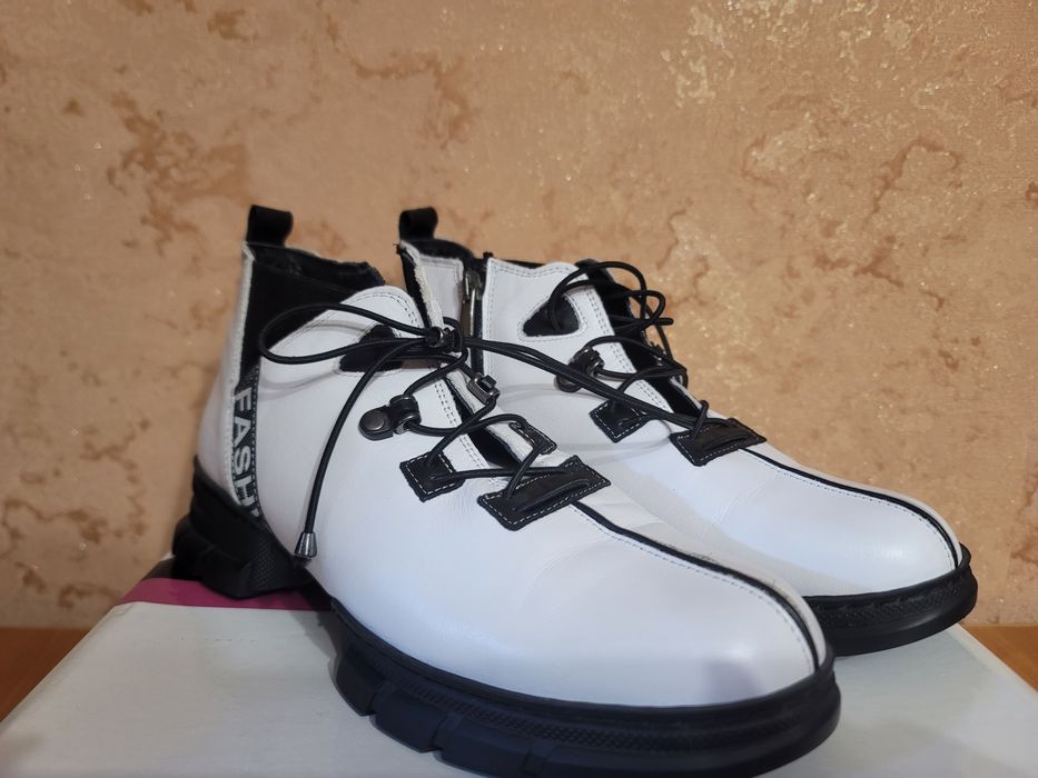 Жіночі шкіряні туфлі