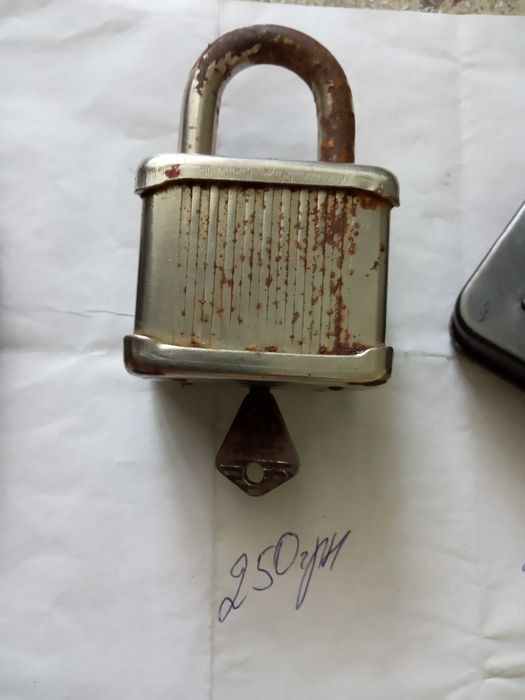 Старинный навесной замок..