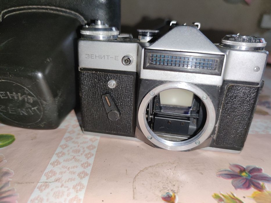 Фотоаппарат Зенит-Е без объектива Гелиос 44-2 М42