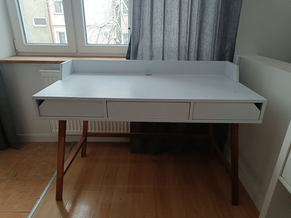 Biurko białe na nóżkach