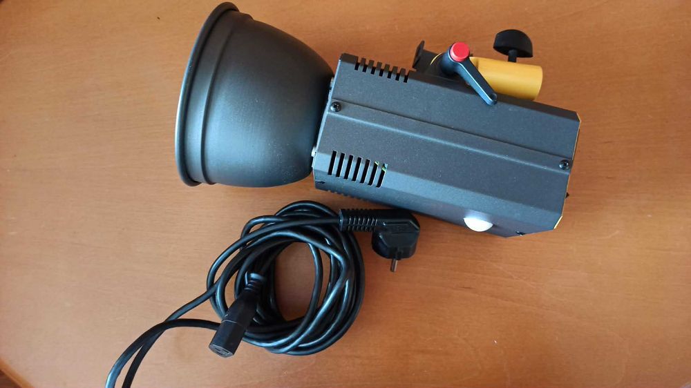Lampa studyjna MIQRO200 ELFO
