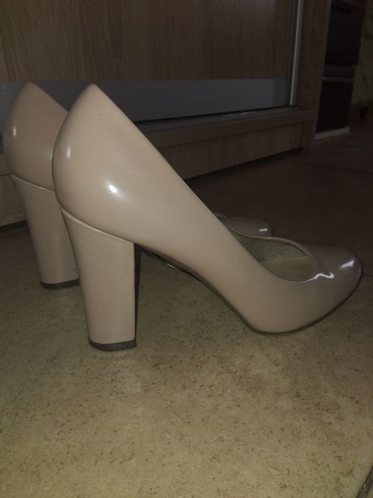 Бежеві жіночі туфлі.