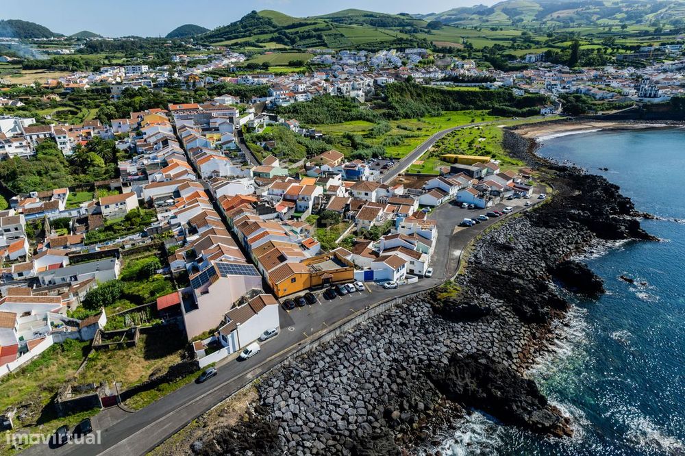 Moradia T3 com Terraço e Vista Mar em Santa Cruz, Lagoa