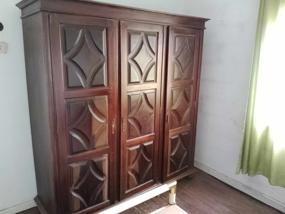 Tenho lote de moveis antigos para venda em bom estado.