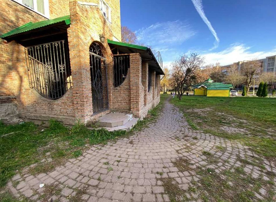 Продаж кафе біля міського озера