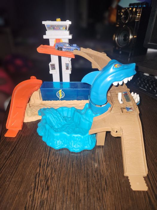 Hot wheels. Хот вілс трек Акула