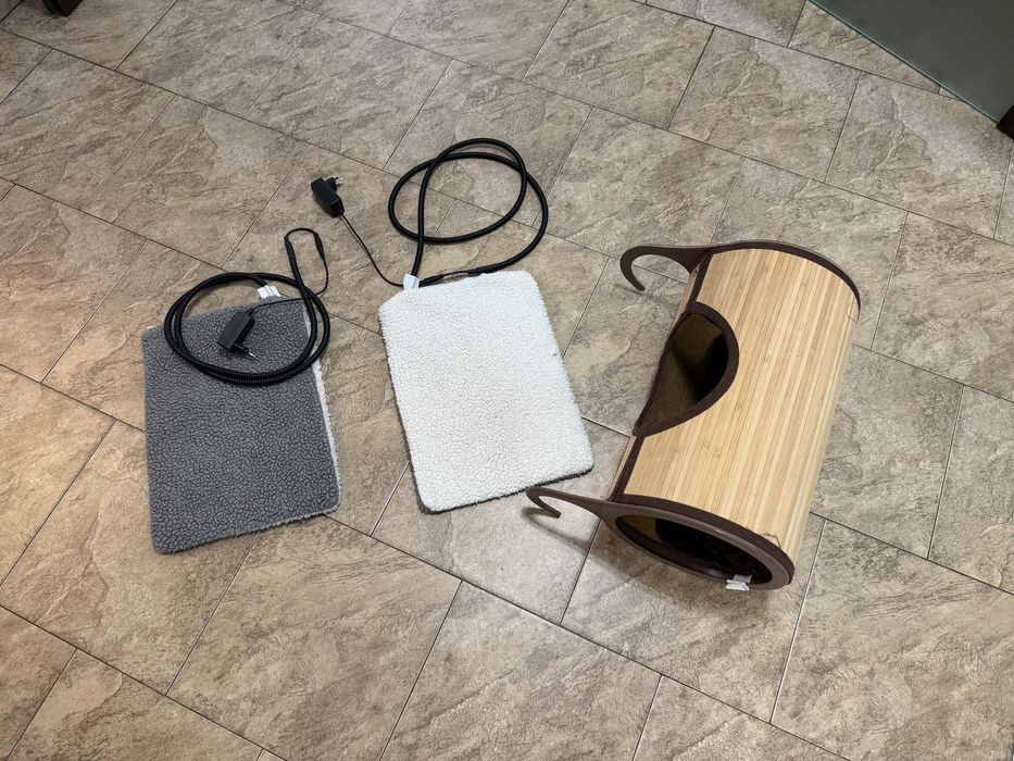 Dwie maty grzewcze i drewniany lezak na kaloryfer dla kota