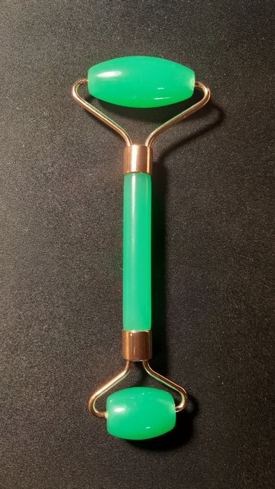 Нефритовый массажный роллер для лица