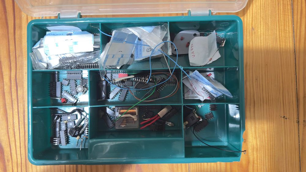 Lote de componentes eletrónicos