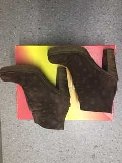 Botins Camurça - Marca Prof - Cor castanha -Tam 38