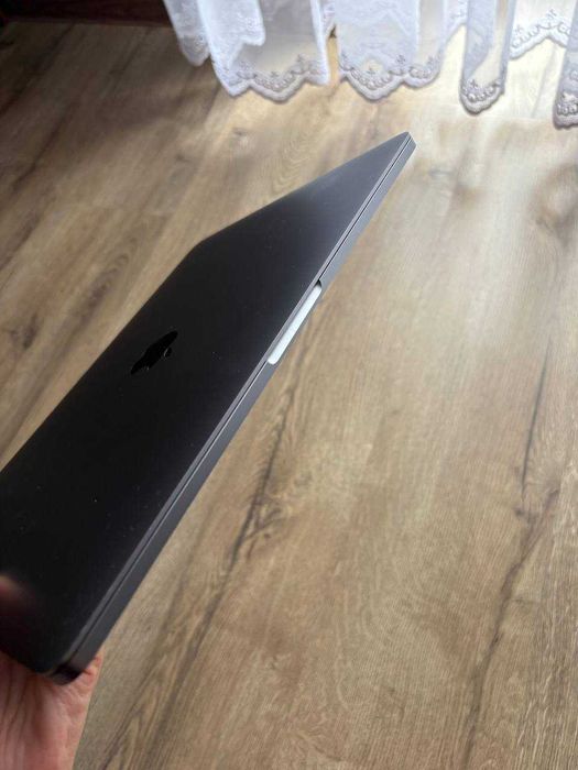 MacBook Pro 13.3", 16ГБ, 256 ГБ, Intel Core i7, Сріблястий