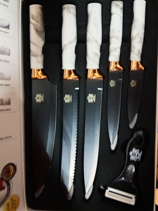 Conjunto de facas novas.