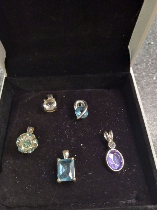 Zawieszki na łańcuszek avon