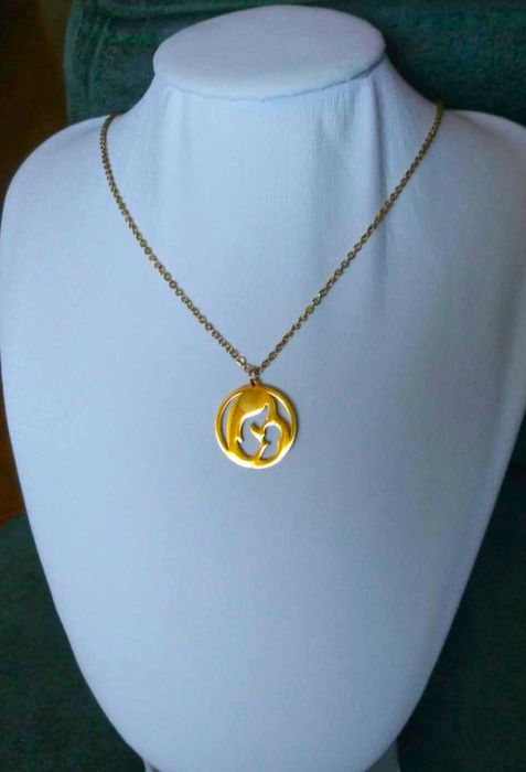 Colar Aço Dourado Disco c/ Mãe e Bebe NOVO