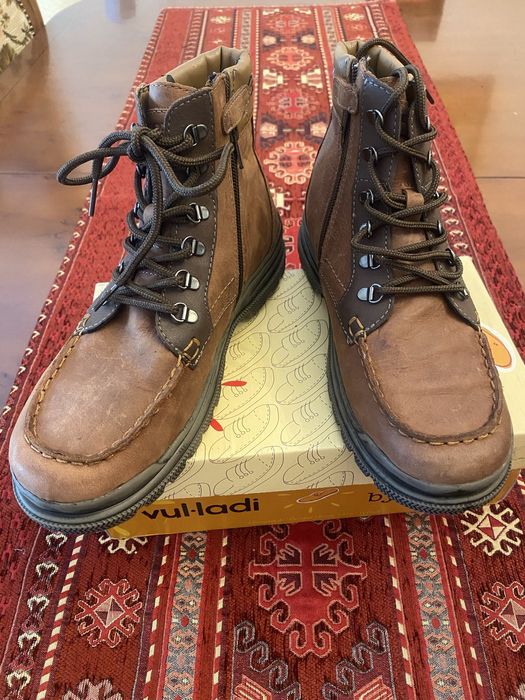 Botas de rapaz Geox, cano médio. Cor castanha. Couro.