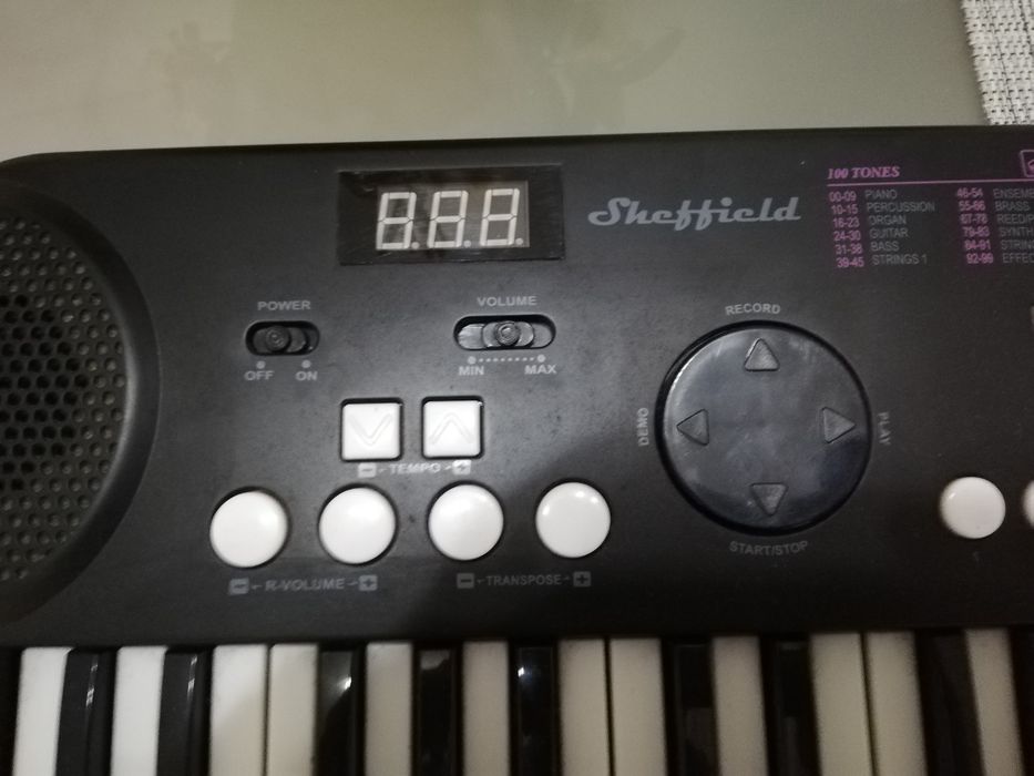 Mini órgão Sheffield, pilhas de 1,5 v.