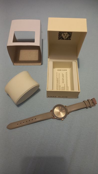 Продам жіночий годинник Anne Klein