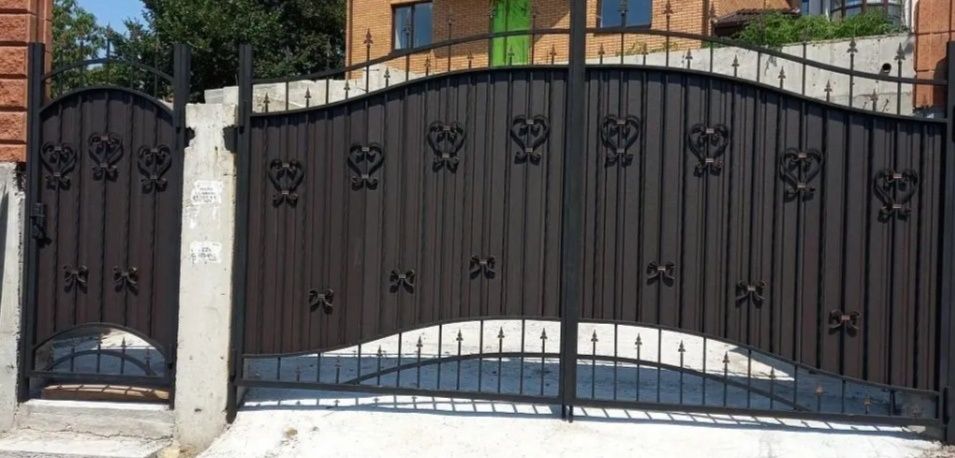 Ворота металеві розпашні.