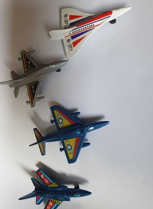 4 pequenos aviões de combate, em metal, sem marca - Anos 80