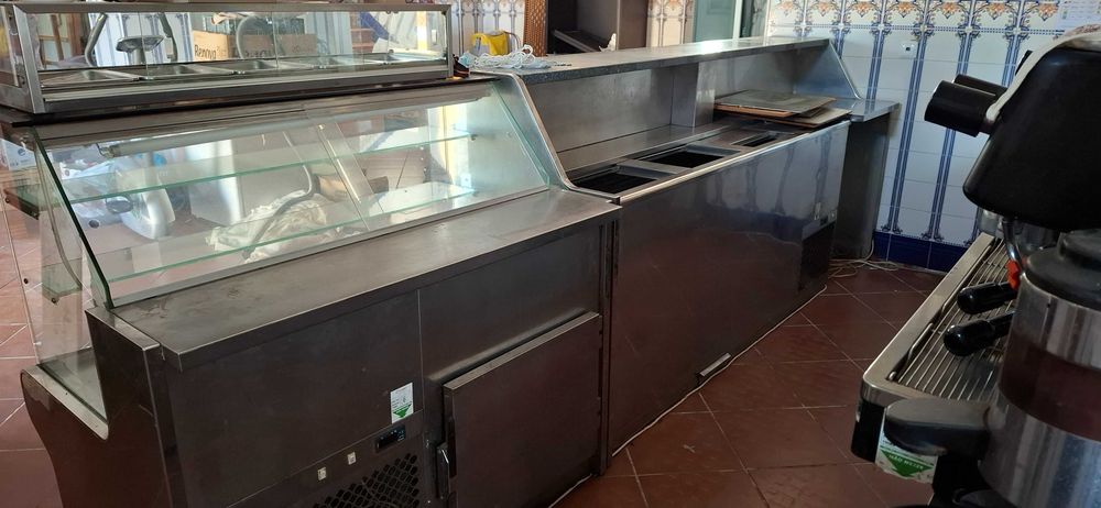 Lote completo de equipamento de café/restaurante - inox, balcões, maquinaria e mobiliário